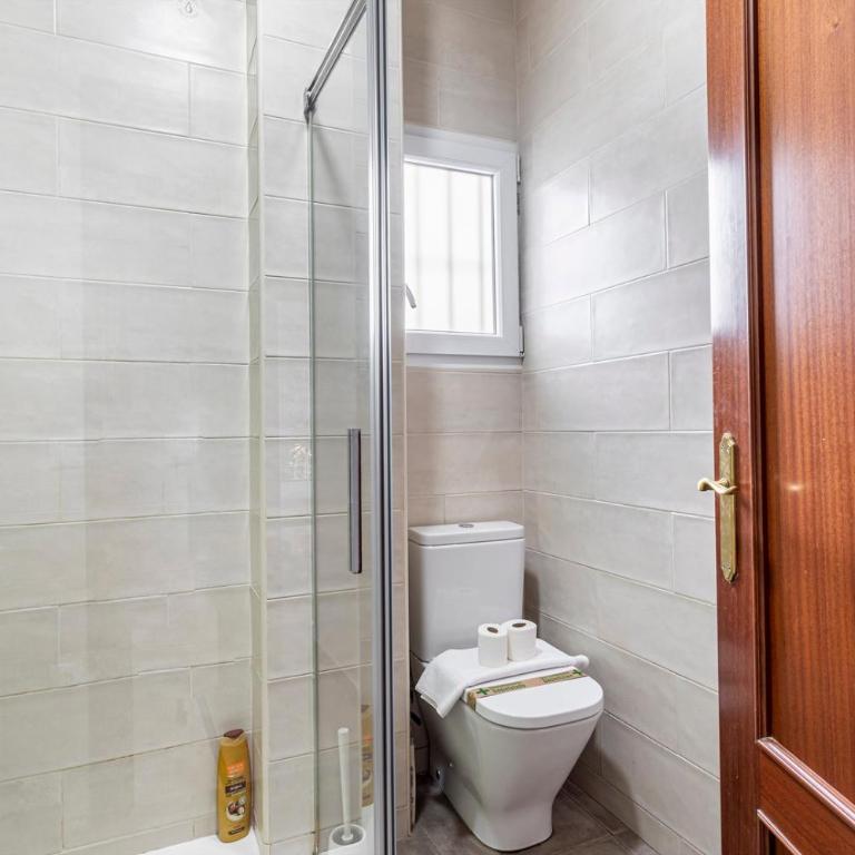 Guest Ready - Bright flat well‑located urban stay - Three-Bedroom Apartment - 13