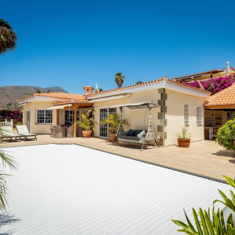 Villa with views and heated pool - Vacation Home - 40
