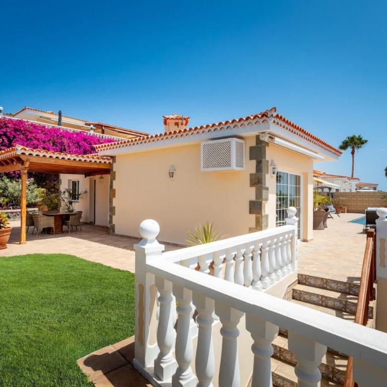 Villa with views and heated pool - Vacation Home - 14