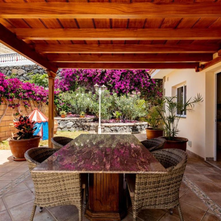 Villa with views and heated pool - Vacation Home - 11