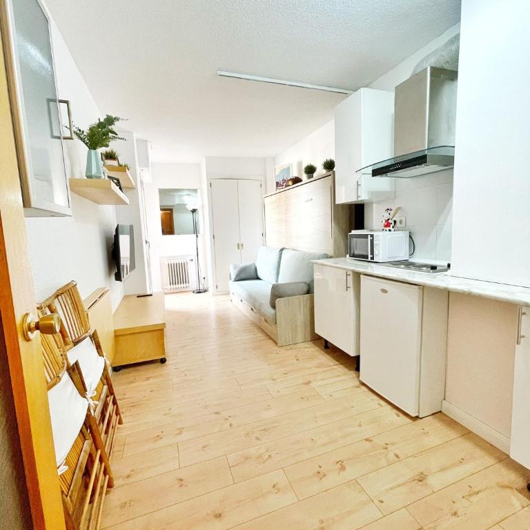 Acogedor estudio con terraza y AC - One-Bedroom Apartment - 12