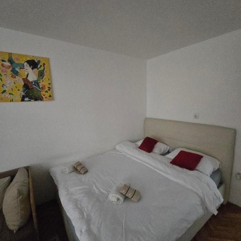 Drvenija old town free parking 2 cars quietly warm all walk distance - Two-Bedroom Deluxe Apartment with Balcony - 2