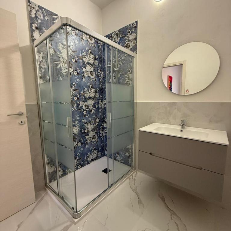Residenza Le Rose Camera Bianca FREE BIKE - Camera Familiare con Bagno Privato - 10