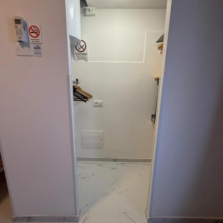 Residenza Le Rose Camera Bianca FREE BIKE - Camera Familiare con Bagno Privato - 8