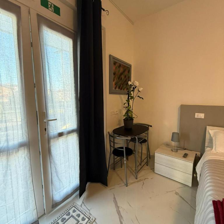 Residenza Le Rose Camera Bianca FREE BIKE - Camera Familiare con Bagno Privato - 9