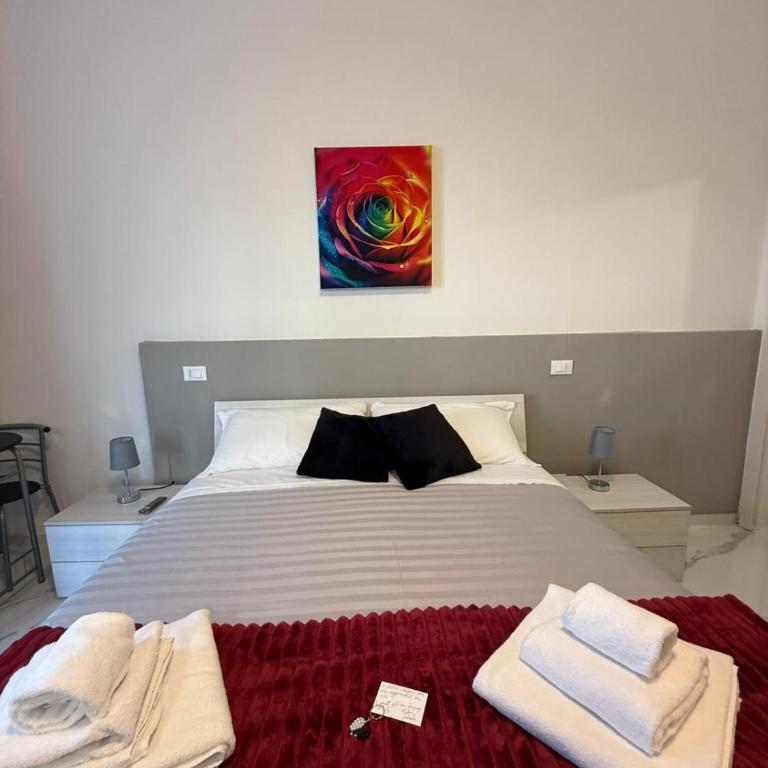 Residenza Le Rose Camera Bianca FREE BIKE - Camera Familiare con Bagno Privato - 1