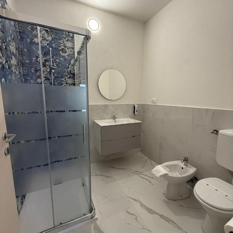 Residenza Le Rose Camera Bianca FREE BIKE - Camera Familiare con Bagno Privato - 11