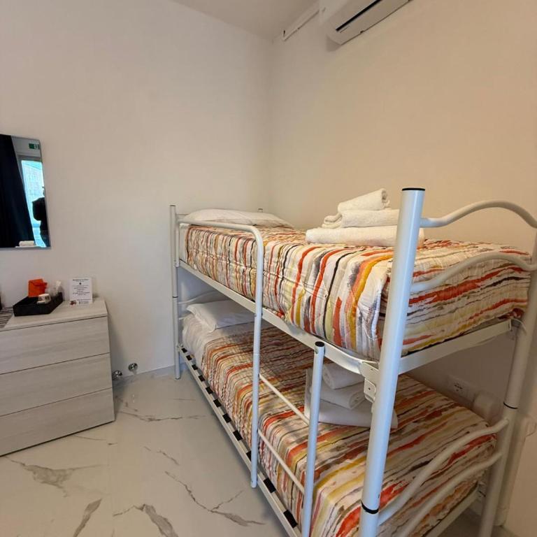 Residenza Le Rose Camera Bianca FREE BIKE - Camera Familiare con Bagno Privato - 5