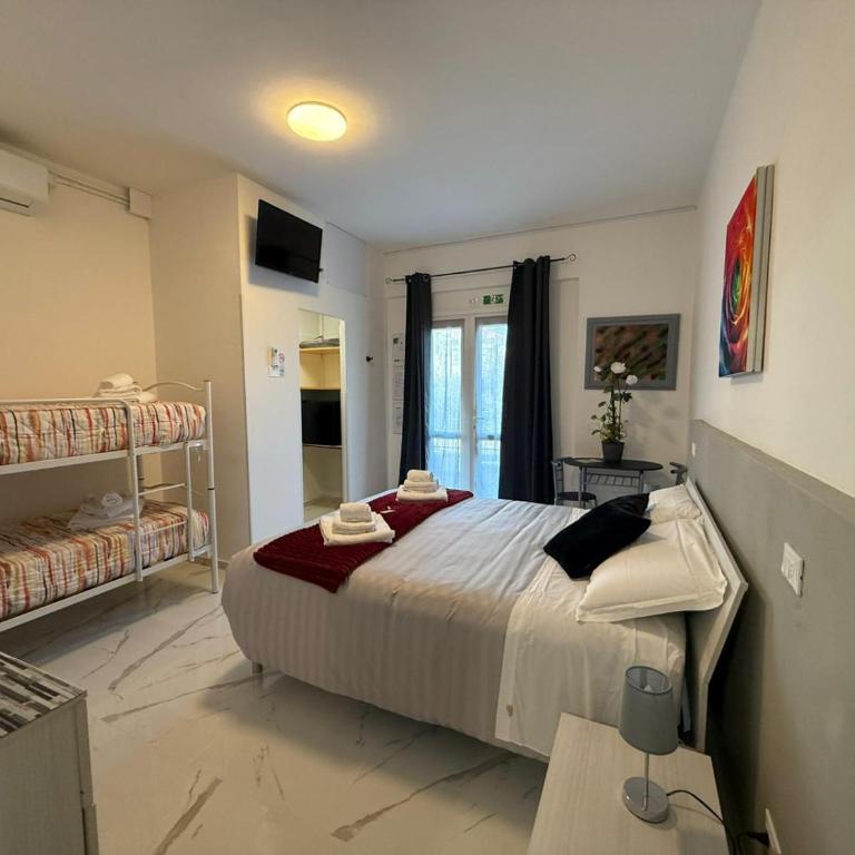 Residenza Le Rose Camera Bianca FREE BIKE - Camera Familiare con Bagno Privato - 4
