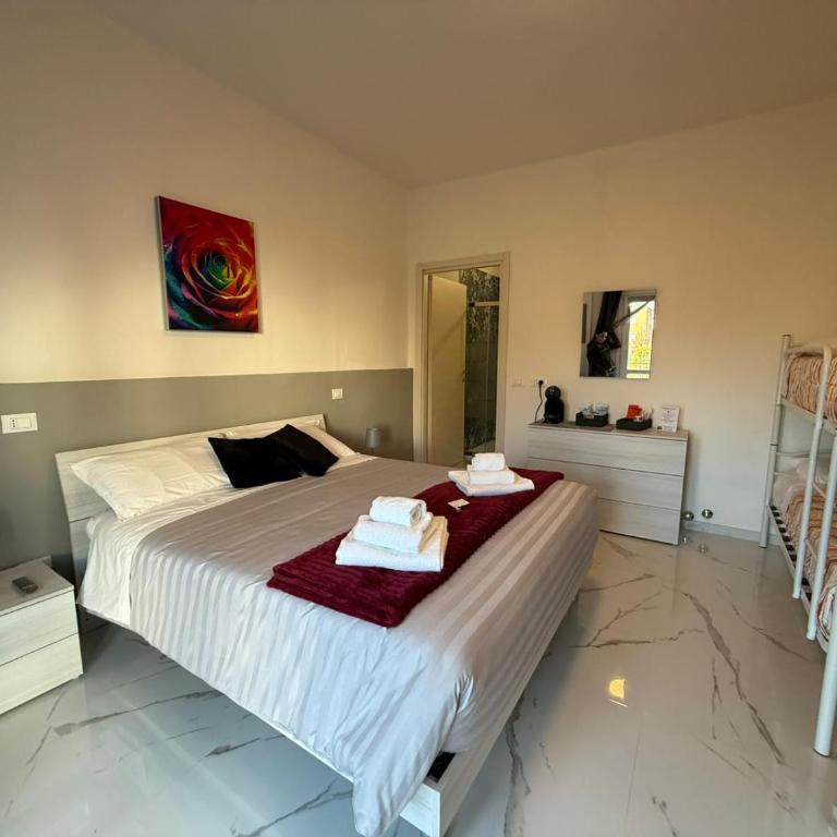 Residenza Le Rose Camera Bianca FREE BIKE - Camera Familiare con Bagno Privato - 7
