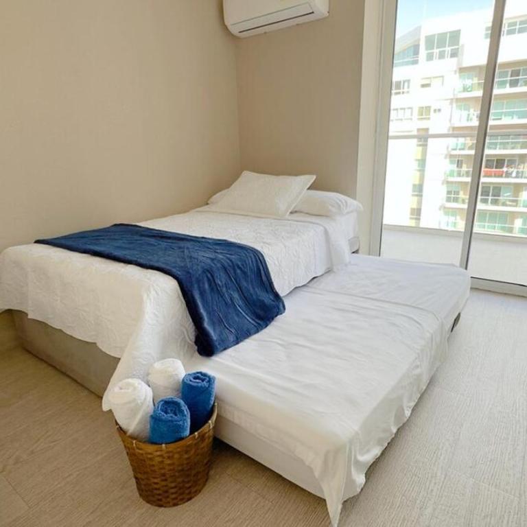 Luxury suite with Spa tub - Cielo Mar - Two-Bedroom Apartment with Lake View - 10