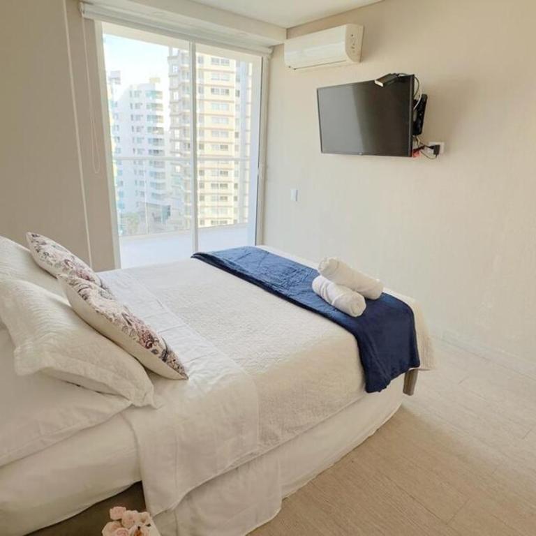 Luxury suite with Spa tub - Cielo Mar - Two-Bedroom Apartment with Lake View - 7