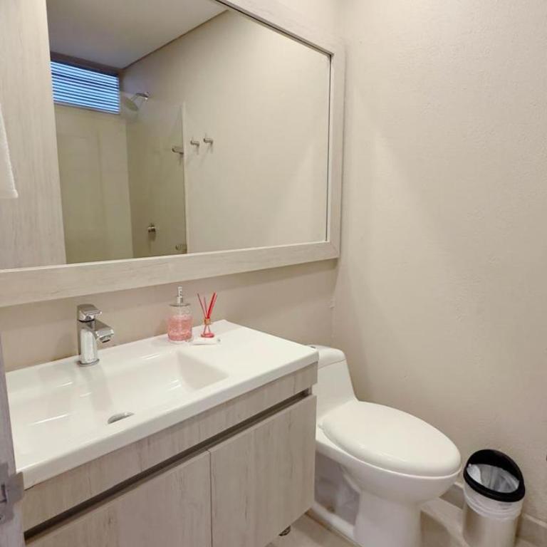 Luxury suite with Spa tub - Cielo Mar - Two-Bedroom Apartment with Lake View - 20