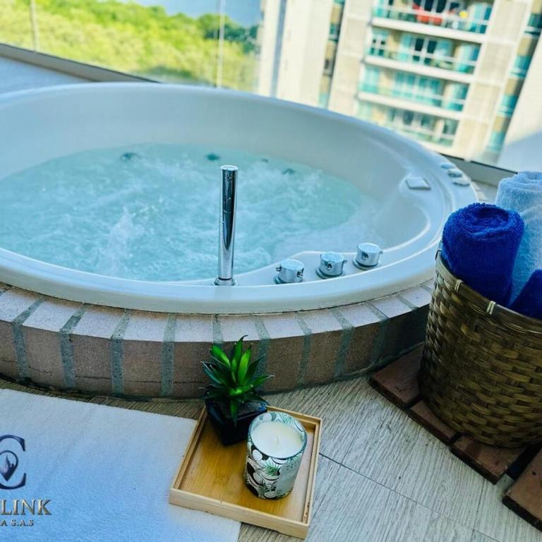 Luxury suite with Spa tub - Cielo Mar - Two-Bedroom Apartment with Lake View - 23