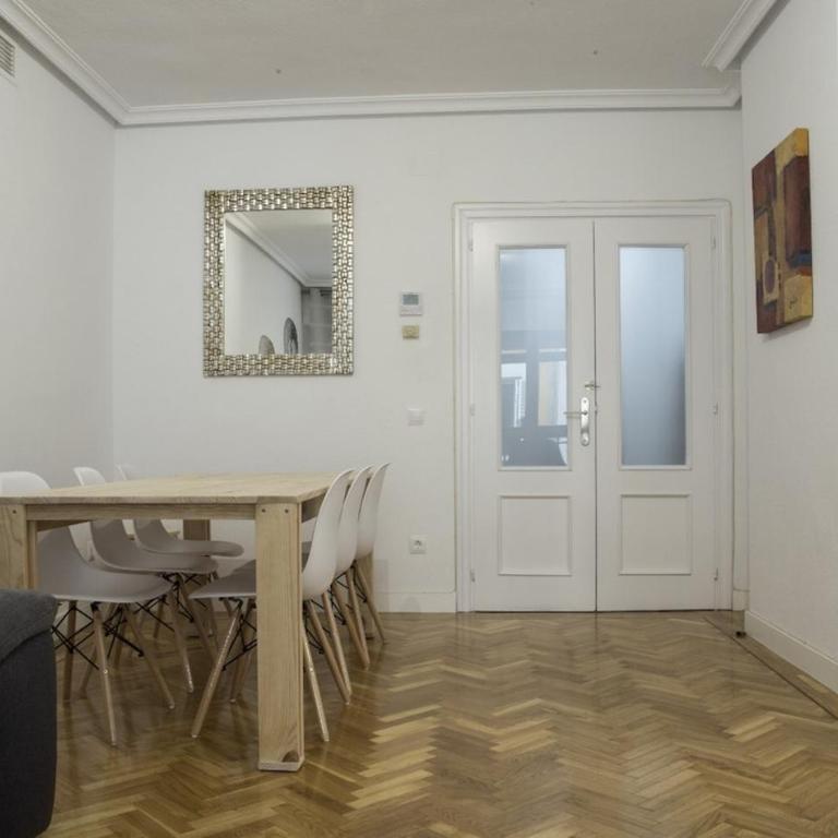 Madrid City Center with Garage 3 bedrooms 2 baths - Three-Bedroom Apartment with Balcony - 2
