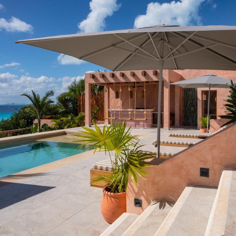 Oceanfront 5BR Villa, Saltwater Pool & Concierge - Villa with Sea View - 3