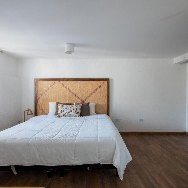 Apartment Next to Callejón de los Sapos: Comfort + Parking - One-Bedroom Apartment - 3