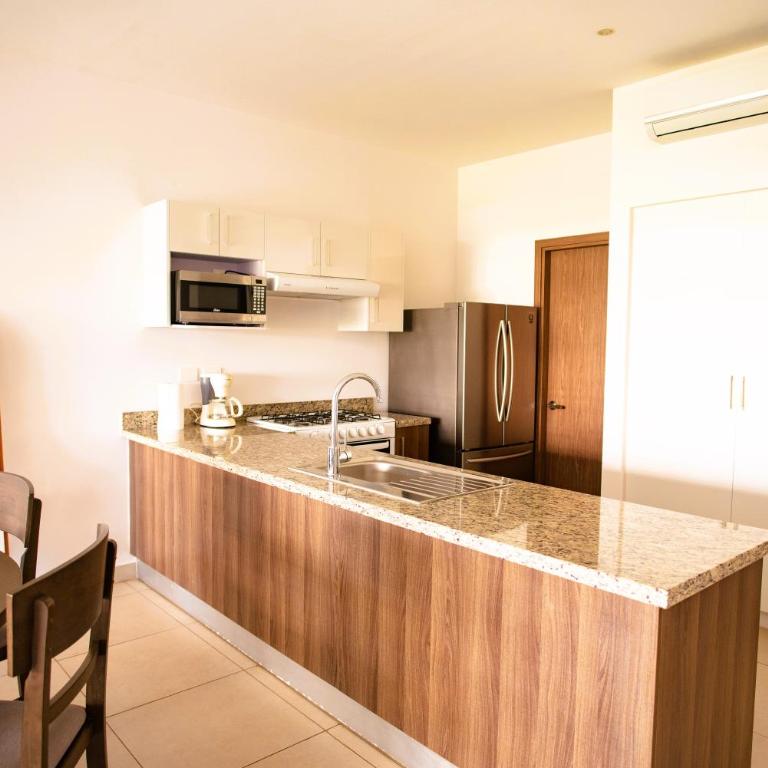 Spacious 3 bedroom Condo by the US Consulate and The Harbor - Two-Bedroom Apartment - 13