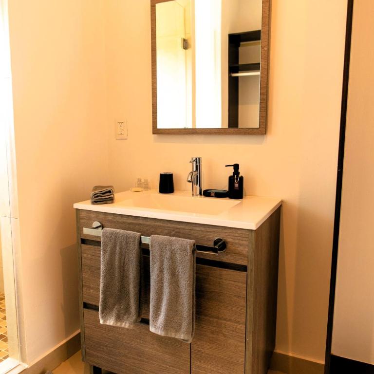 Spacious 3 bedroom Condo by the US Consulate and The Harbor - Two-Bedroom Apartment - 17