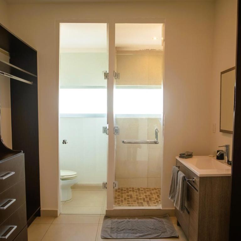 Spacious 3 bedroom Condo by the US Consulate and The Harbor - Two-Bedroom Apartment - 18