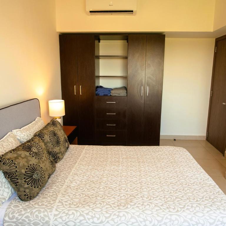 Spacious 3 bedroom Condo by the US Consulate and The Harbor - Two-Bedroom Apartment - 21