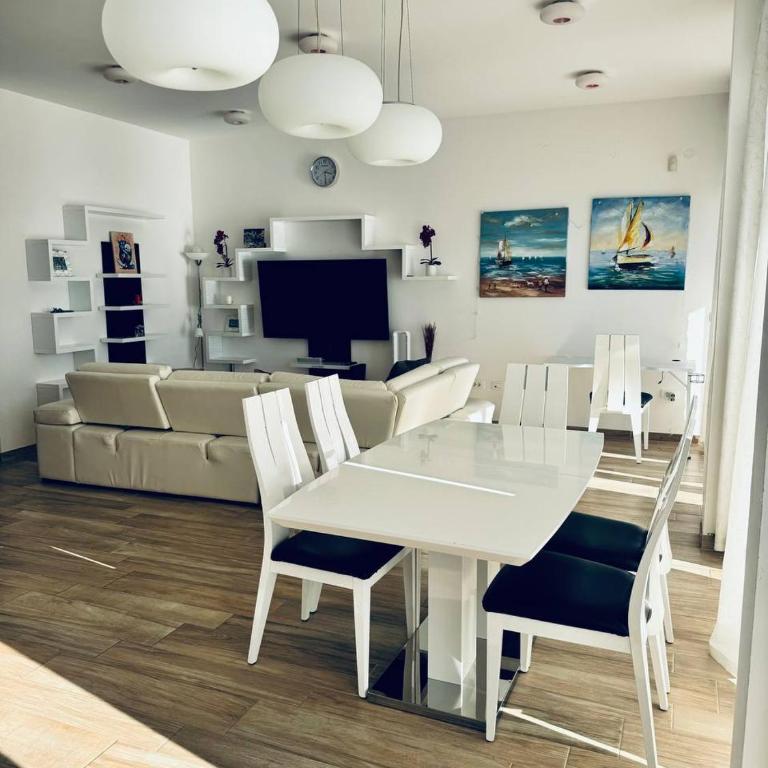 SF Apartments Lux - Two-Bedroom Apartment with Sea View - 5