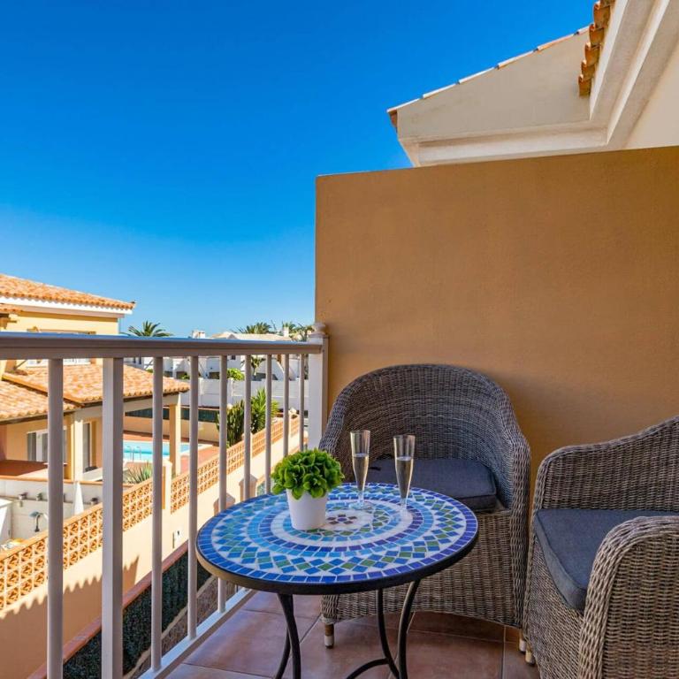 Villa Florencia by Villa Plus - Villa - 4