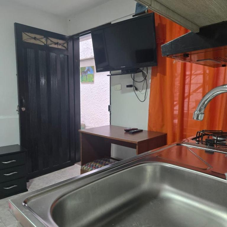 Aparta-estudio, cocineta, baño 1 - Room #1586429501 - 2