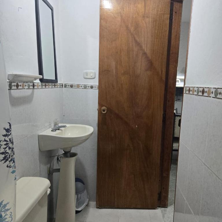 Aparta-estudio, cocineta, baño 1 - Room #1586429501 - 3