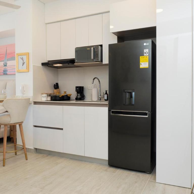 Luxury Apartment Suite Lake View 2 min Airport - Two-Bedroom Apartment - 73