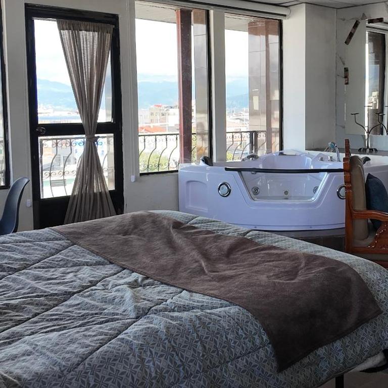 Hotel Royalty - Suite with Spa Bath - 3
