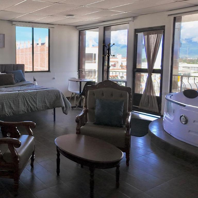 Hotel Royalty - Suite with Spa Bath - 2