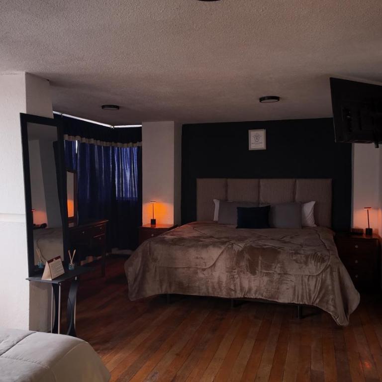 Hotel Royalty - Deluxe Queen Suite - 4