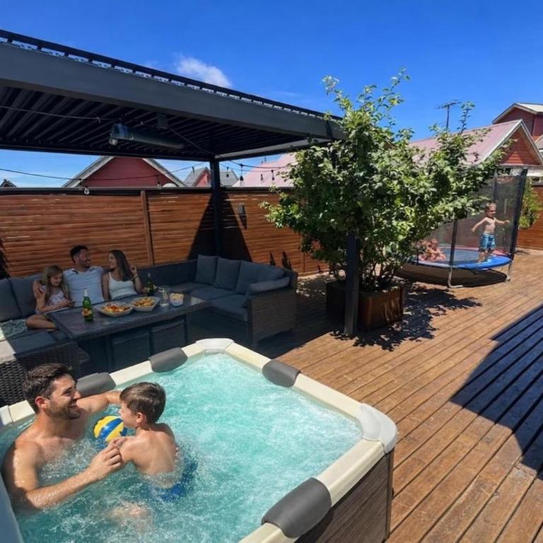 Casa Familiar Parking privado Terraza HotTub - Room #1586568101 - 1