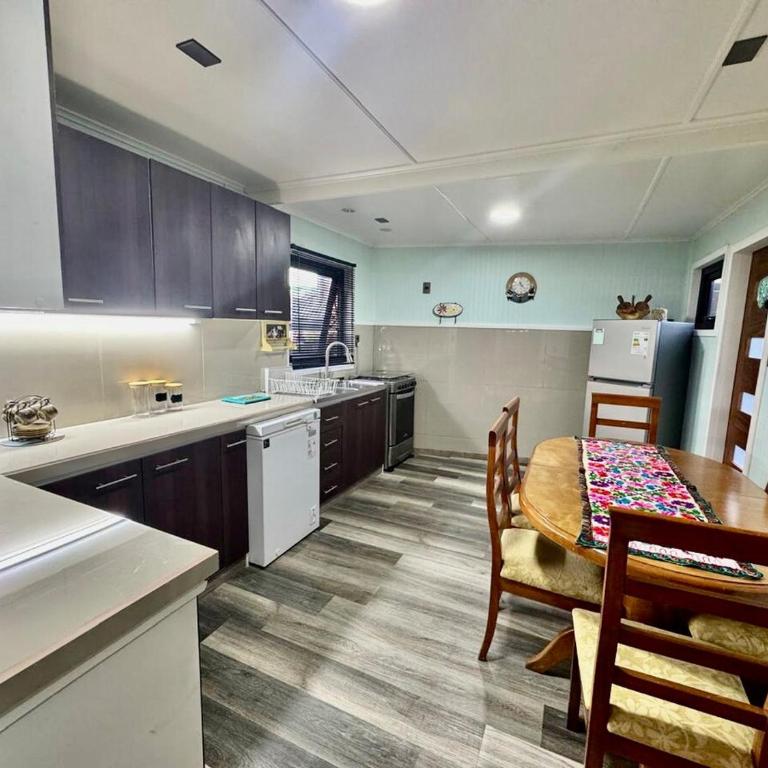 Casa Familiar Parking privado Terraza HotTub - Room #1586568101 - 33