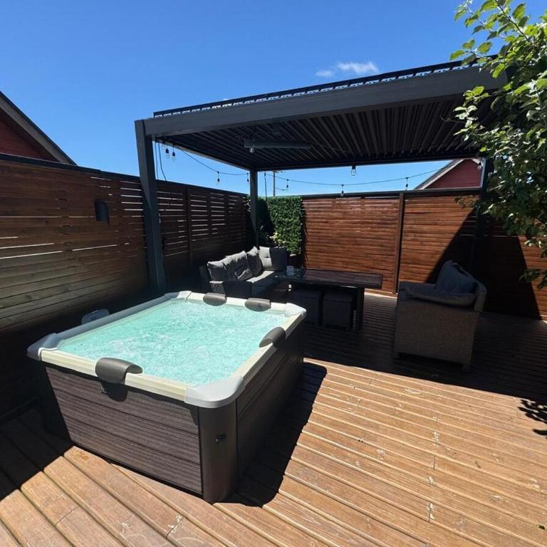 Casa Familiar Parking privado Terraza HotTub - Room #1586568101 - 34