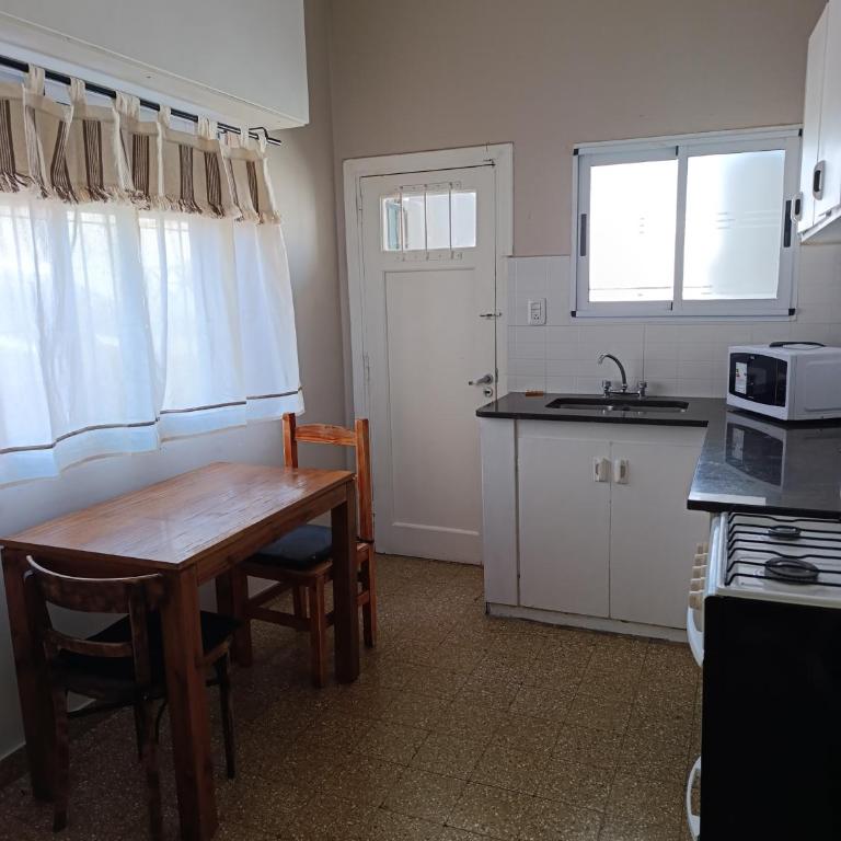 Departamento céntrico, planta alta - Two-Room Apartment - 1