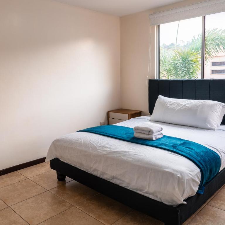 Casa con piscina temperada en Villa Club - Three-Bedroom House - 1