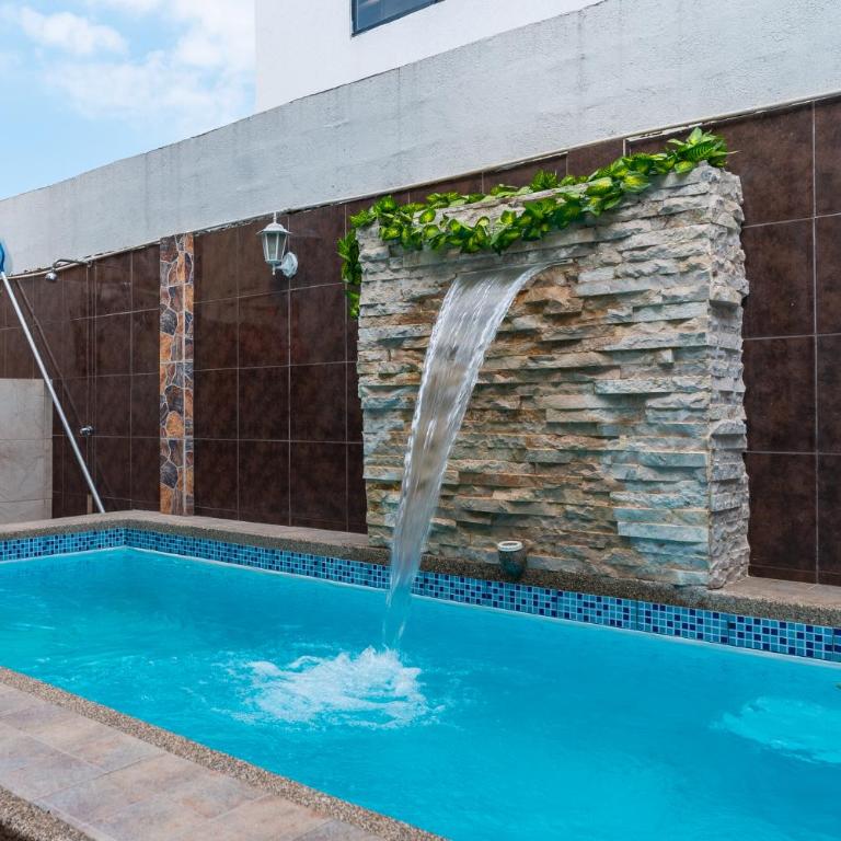 Casa con piscina temperada en Villa Club - Three-Bedroom House - 2