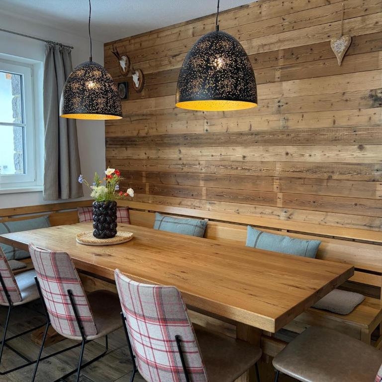 Chalet in Niedernsill near Ski Slopes - Four-Bedroom Vacation Home - 7