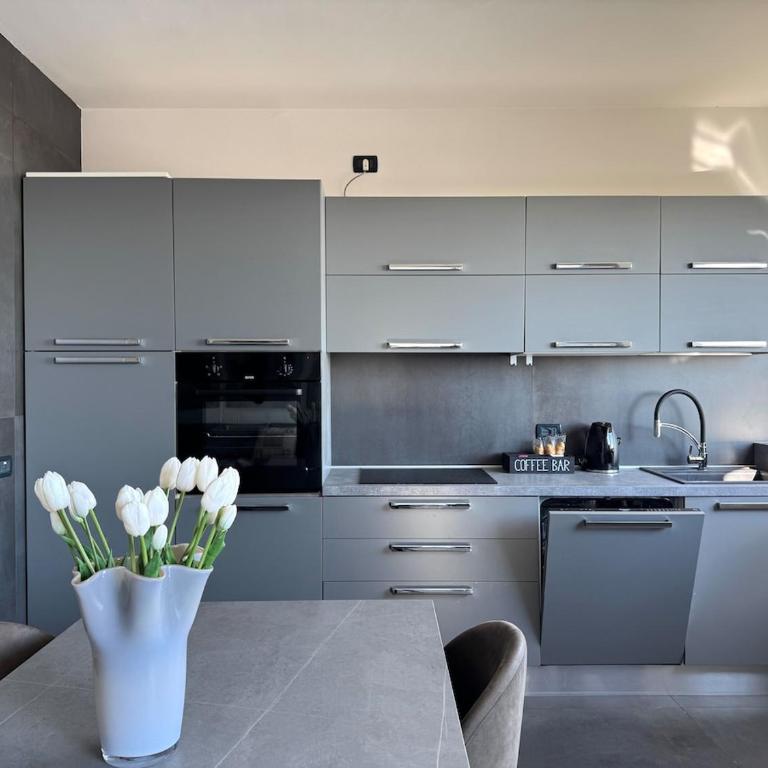 Panoramic Penthouse Brescia - Jacuzzi - Private Parking - Appartamento Superior con 2 Camere da Letto - 6