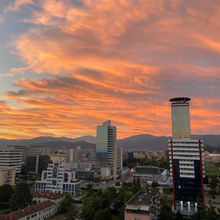 Panoramic Penthouse Brescia - Jacuzzi - Private Parking - Appartamento Superior con 2 Camere da Letto - 11