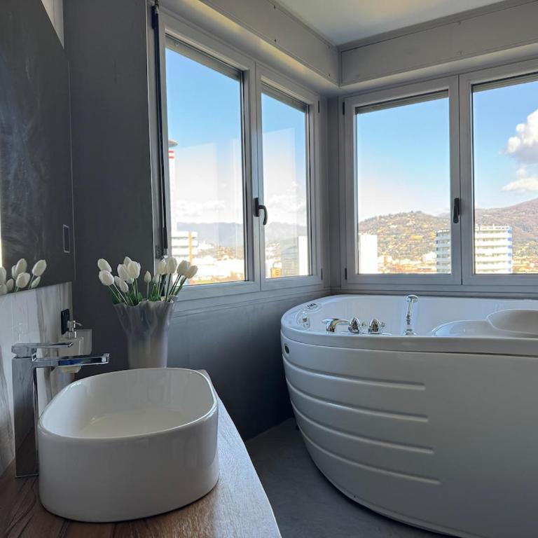Panoramic Penthouse Brescia - Jacuzzi - Private Parking - Appartamento Superior con 2 Camere da Letto - 21