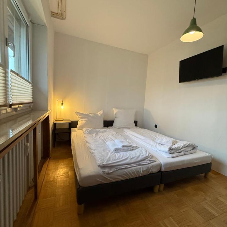 ALL IN APARTMENTS 2141OG 4 Schlafzimmer mit Terrasse ,Küche, Bad, Würzburg, Versbach - Apartment mit 4 Schlafzimmern und einem Balkon - 1