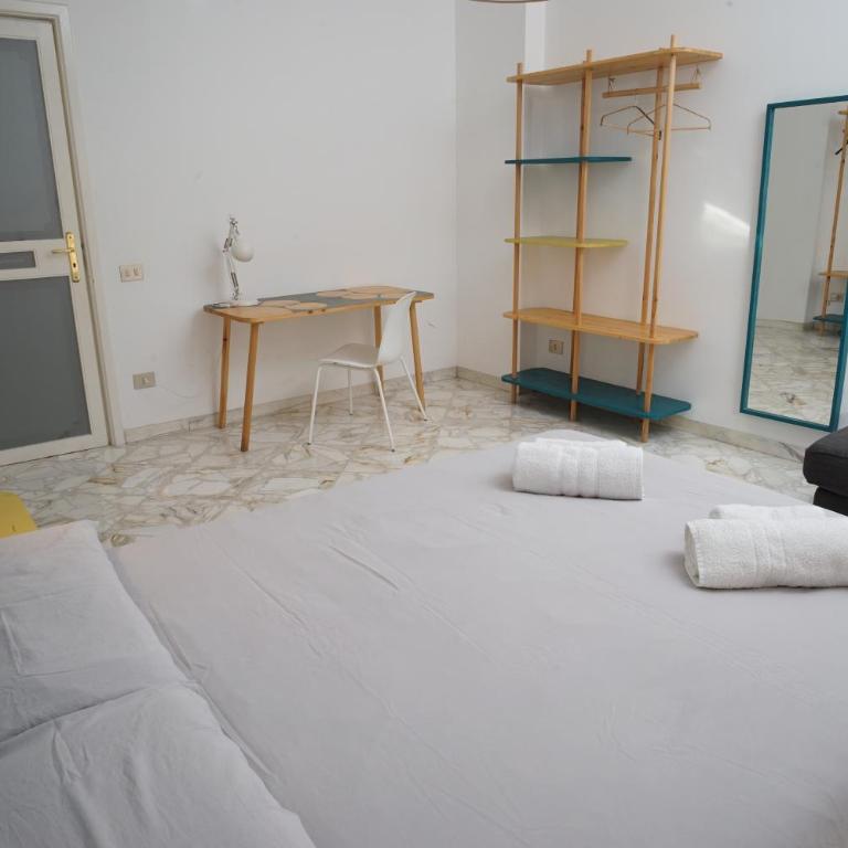 Apple guest house - Double Room with Shared Bathroom - 4
