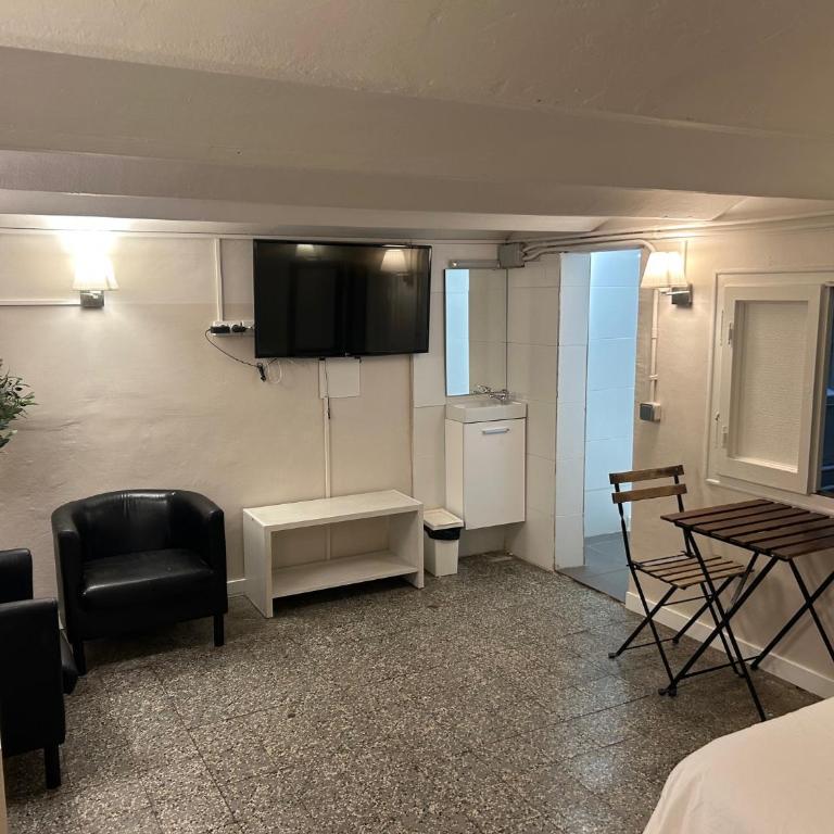 Hostalin Barcelona Gran Via - Economy Double Room - 2