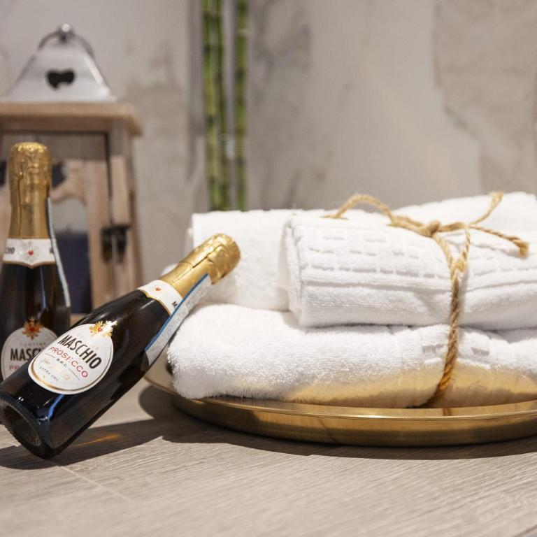Siano Luxury Suites - Riviera Collection - King Suite with Spa Bath - 8
