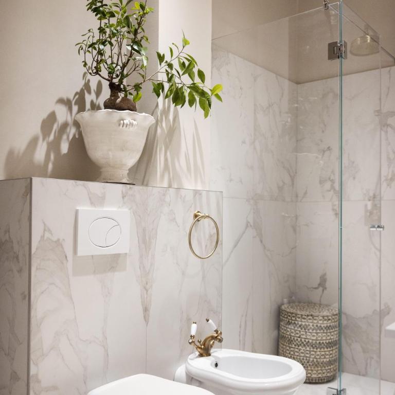 Siano Luxury Suites - Riviera Collection - King Suite with Spa Bath - 12