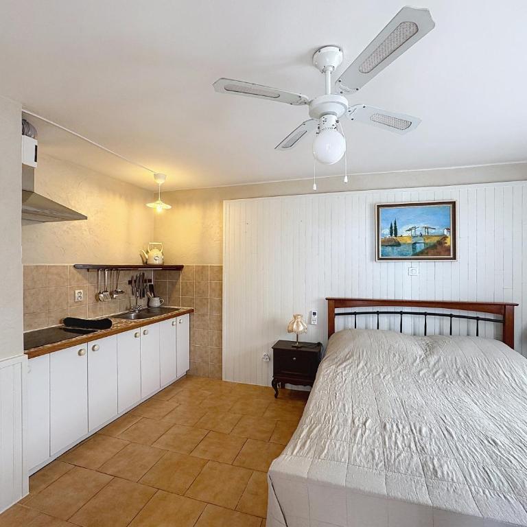 Lou Rayas - Studio-Apartment - 3