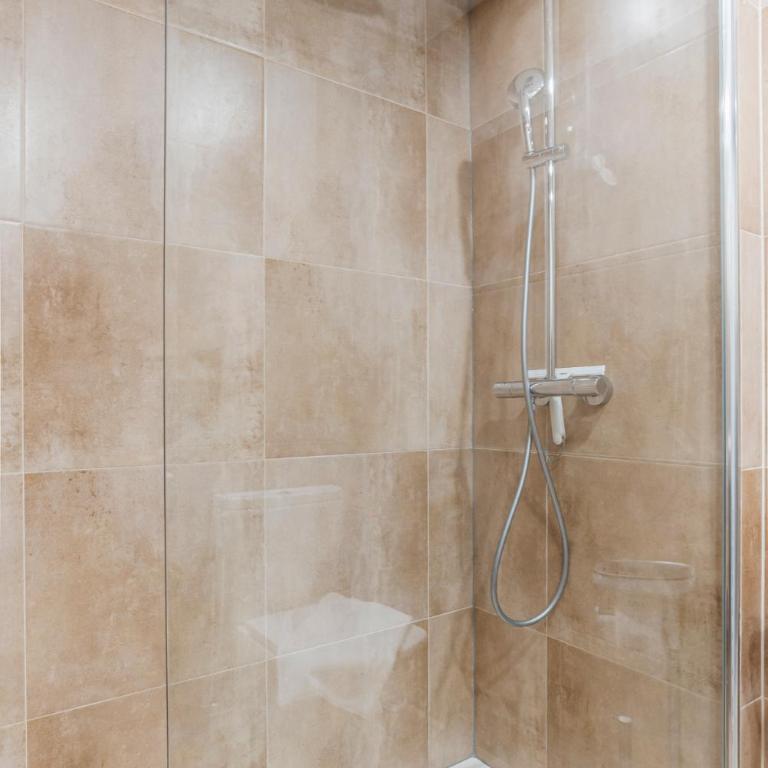 Perla Del Sol Estepona - Apartamento de 2 dormitorios con balcón y terraza - 17